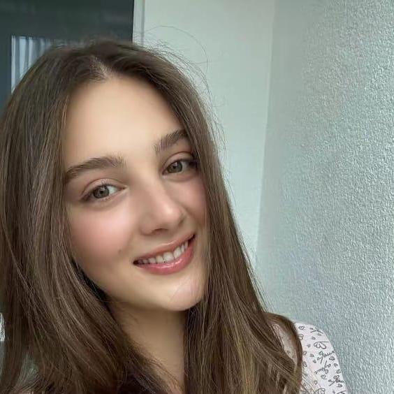 Elena Jhones